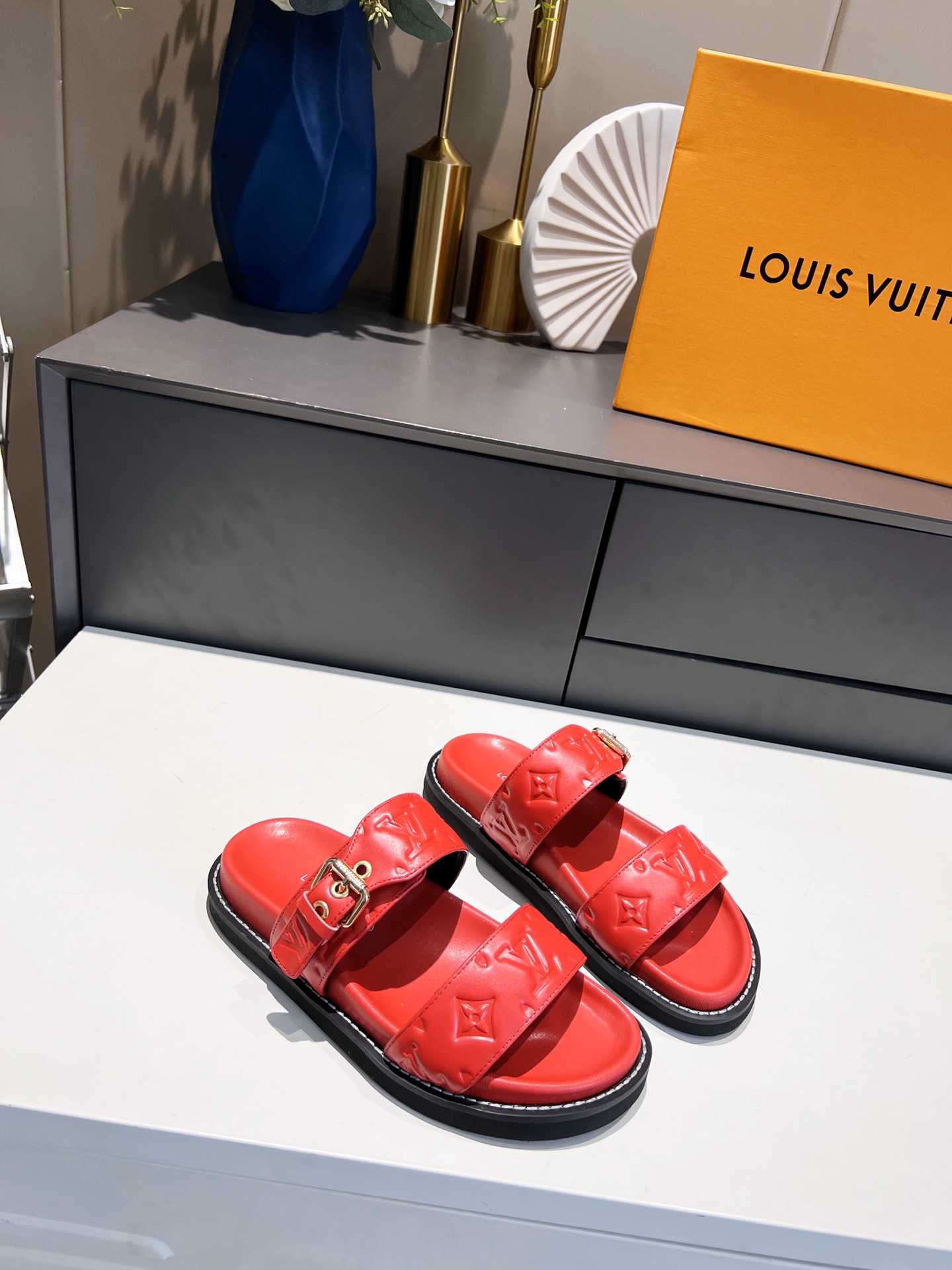 L0vis Vvtt0n Women’s Bom Dia Flat Mule Red For Women LV