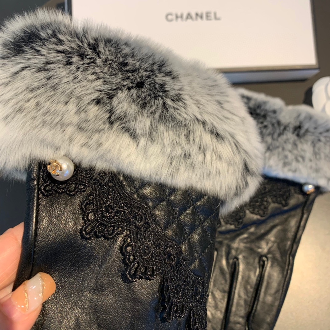 Ch**el Gloves In Black