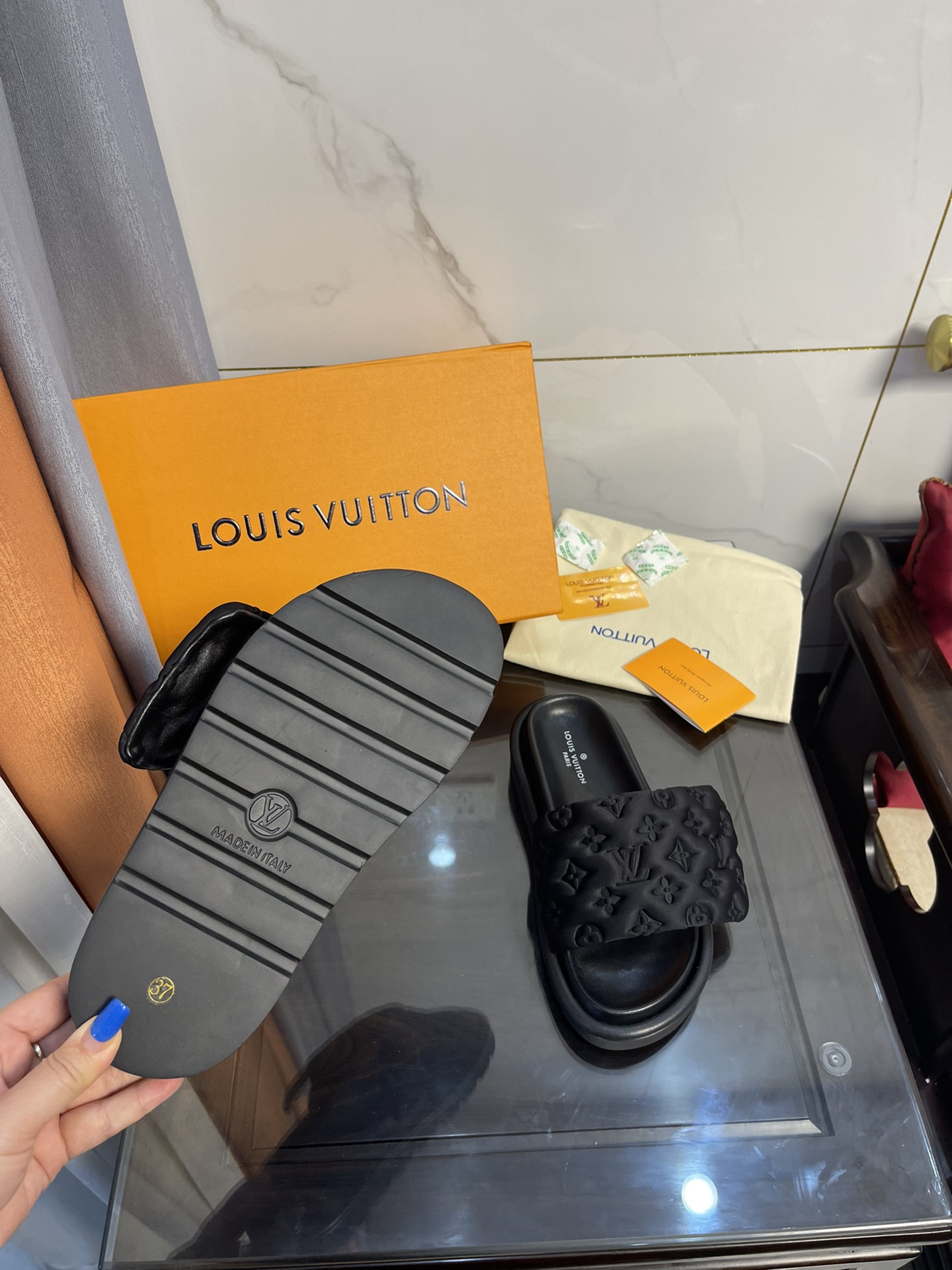 L0vis Vvtt0n Women’s Pool Pillow Comfort Flat Mule Black For Women LV 1AA1EF
