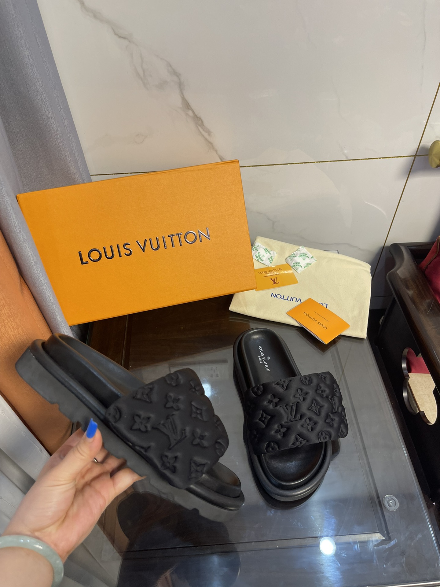 L0vis Vvtt0n Women’s Pool Pillow Comfort Flat Mule Black For Women LV 1AA1EF