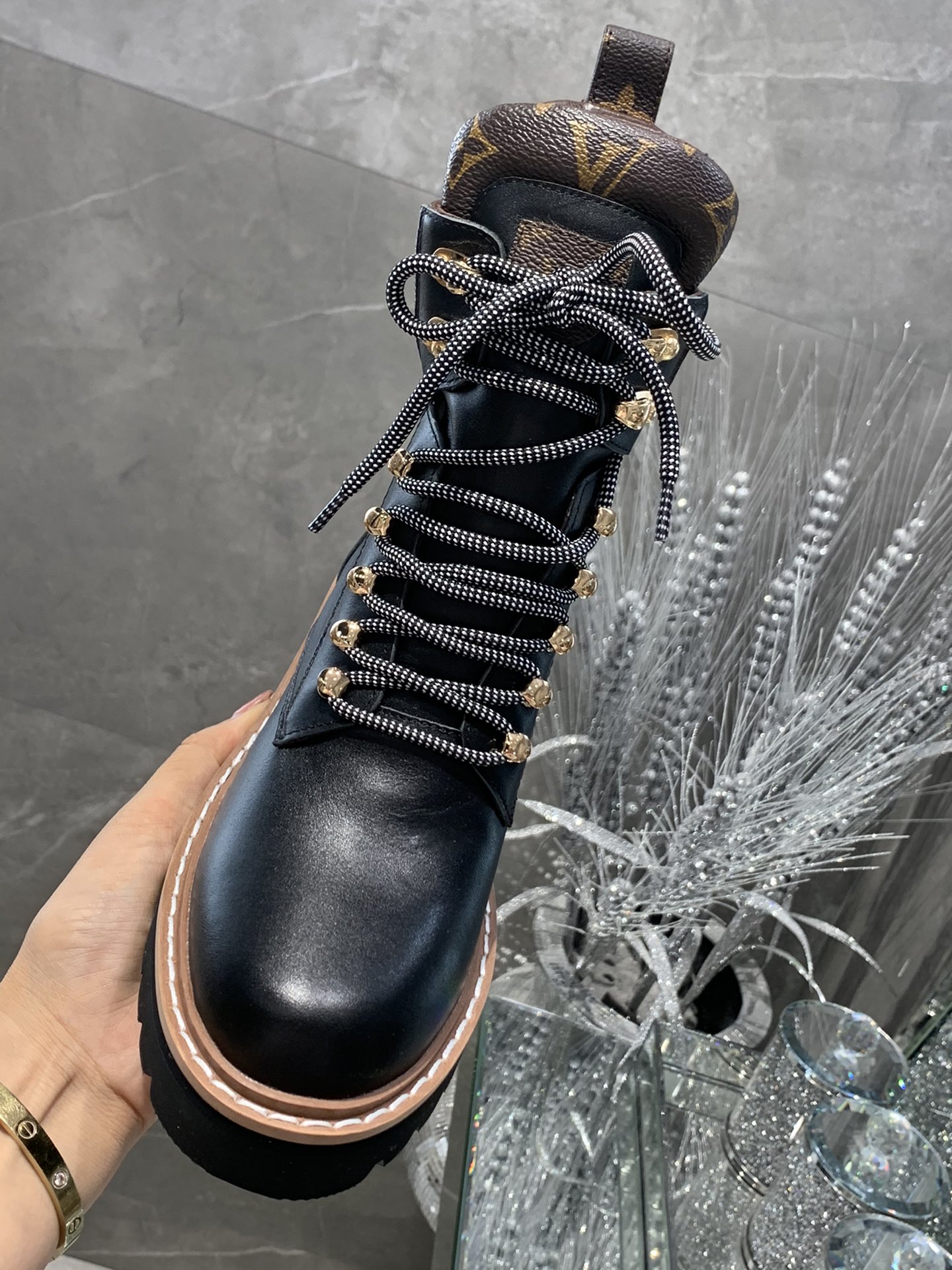 L0vis Vvtt0n Women’s Territory Flat Military Boots Black For Women LV 1A958N