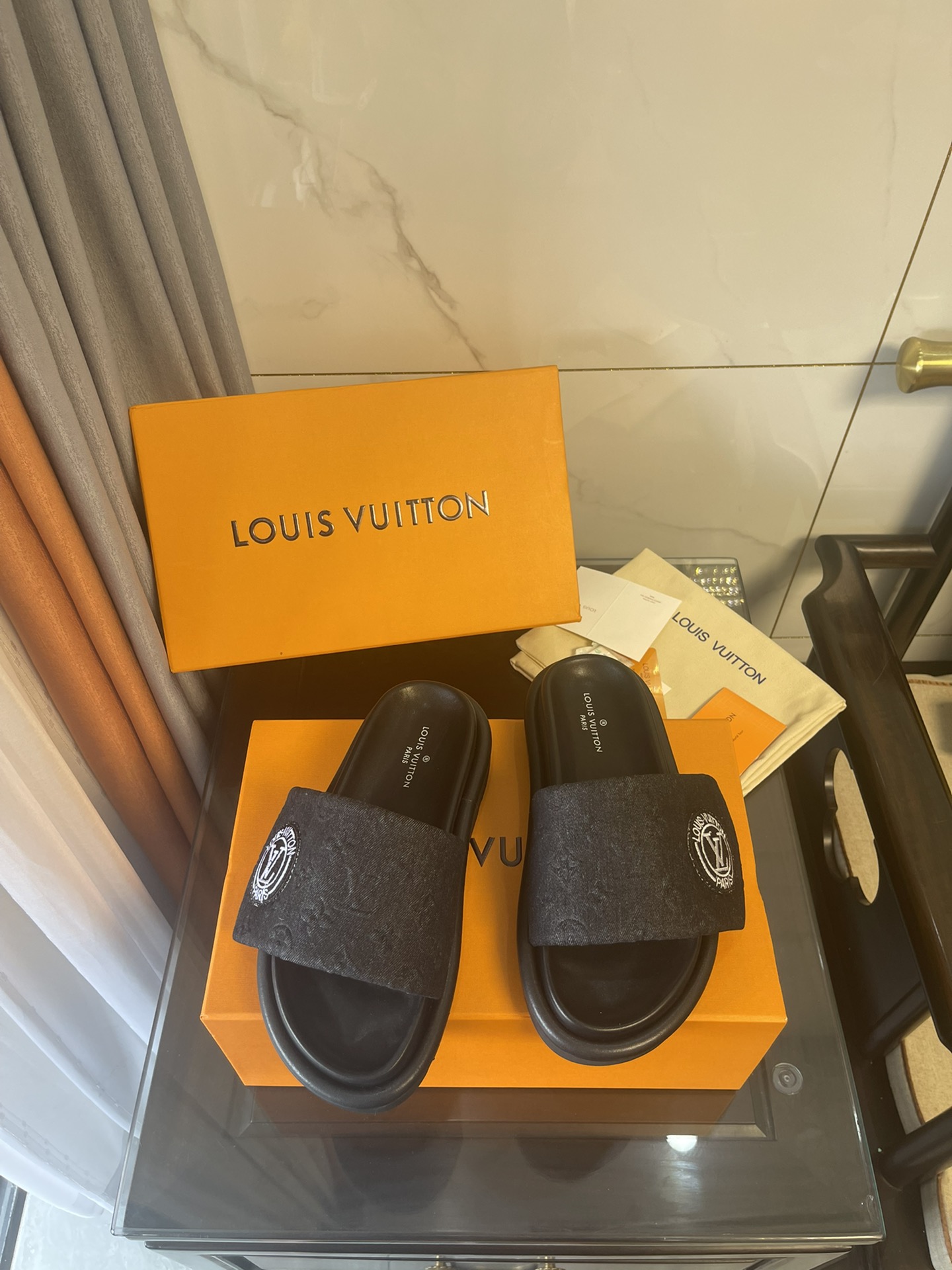 L0vis Vvtt0n Women’s Pool Pillow Comfort Flat Mule Black For Women LV