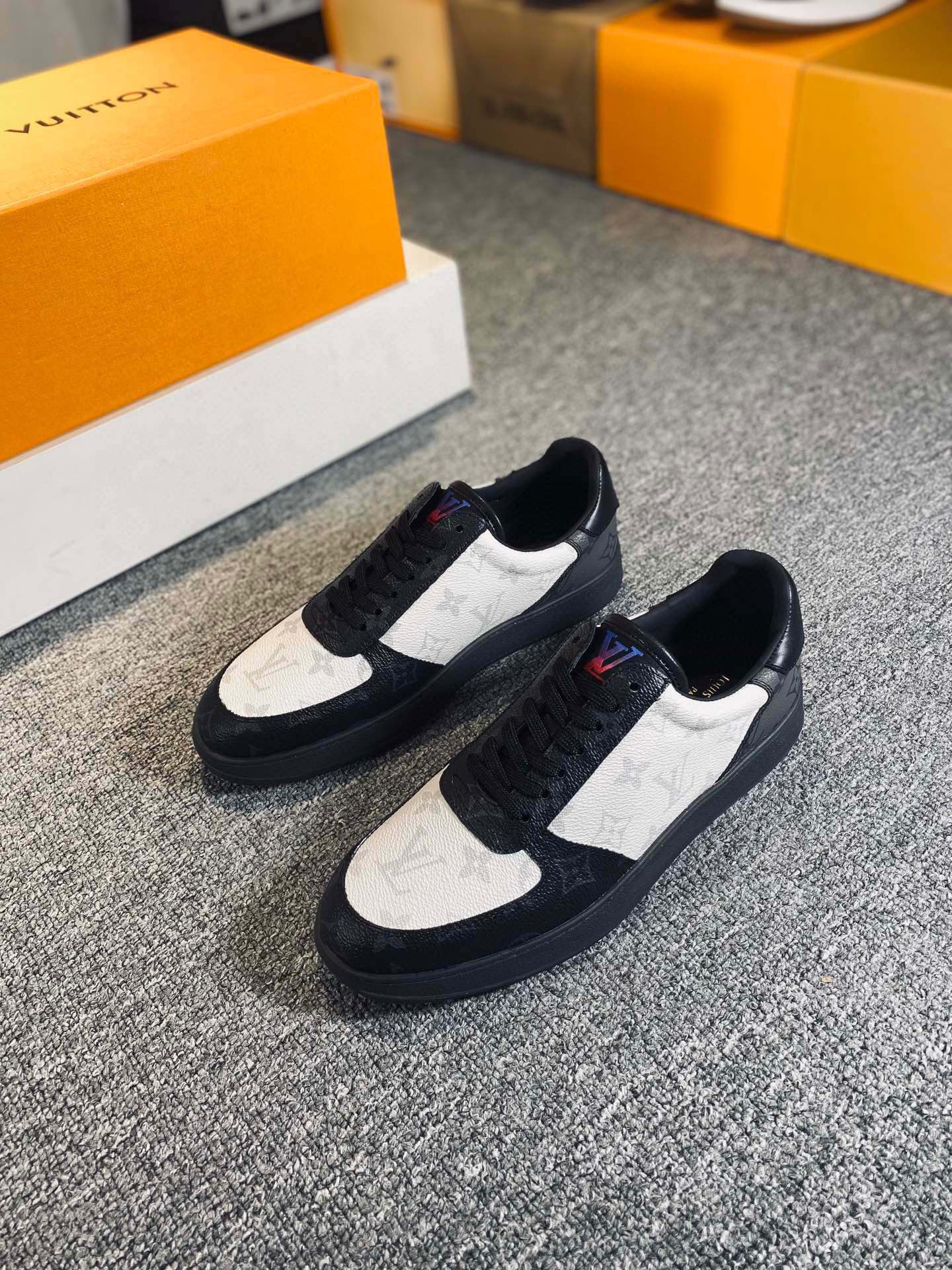 L0vis Vvtt0n Rivoli Sneaker Black And White For Men LV