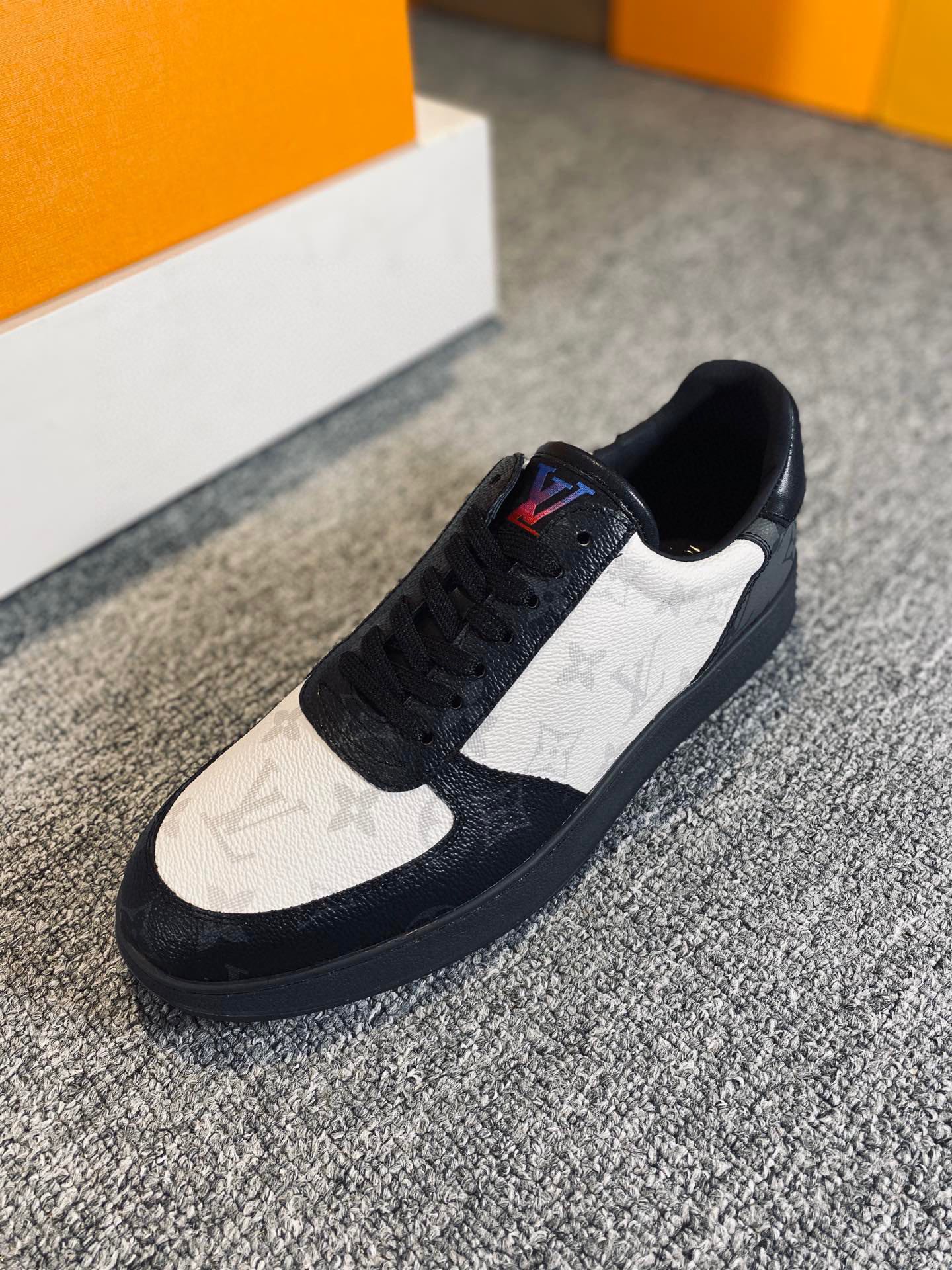 L0vis Vvtt0n Rivoli Sneaker Black And White For Men LV