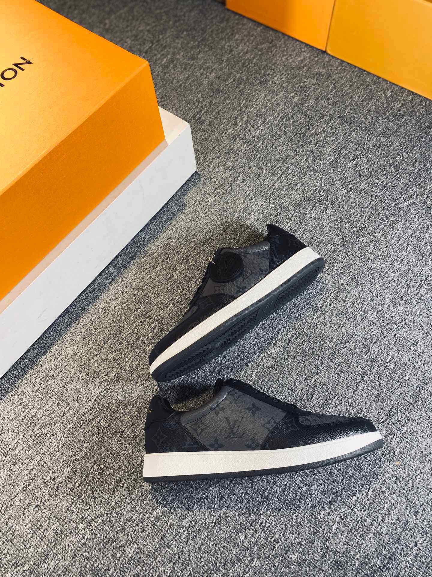 L0vis Vvtt0n Rivoli Sneaker Black For Men LV 1A8EB5