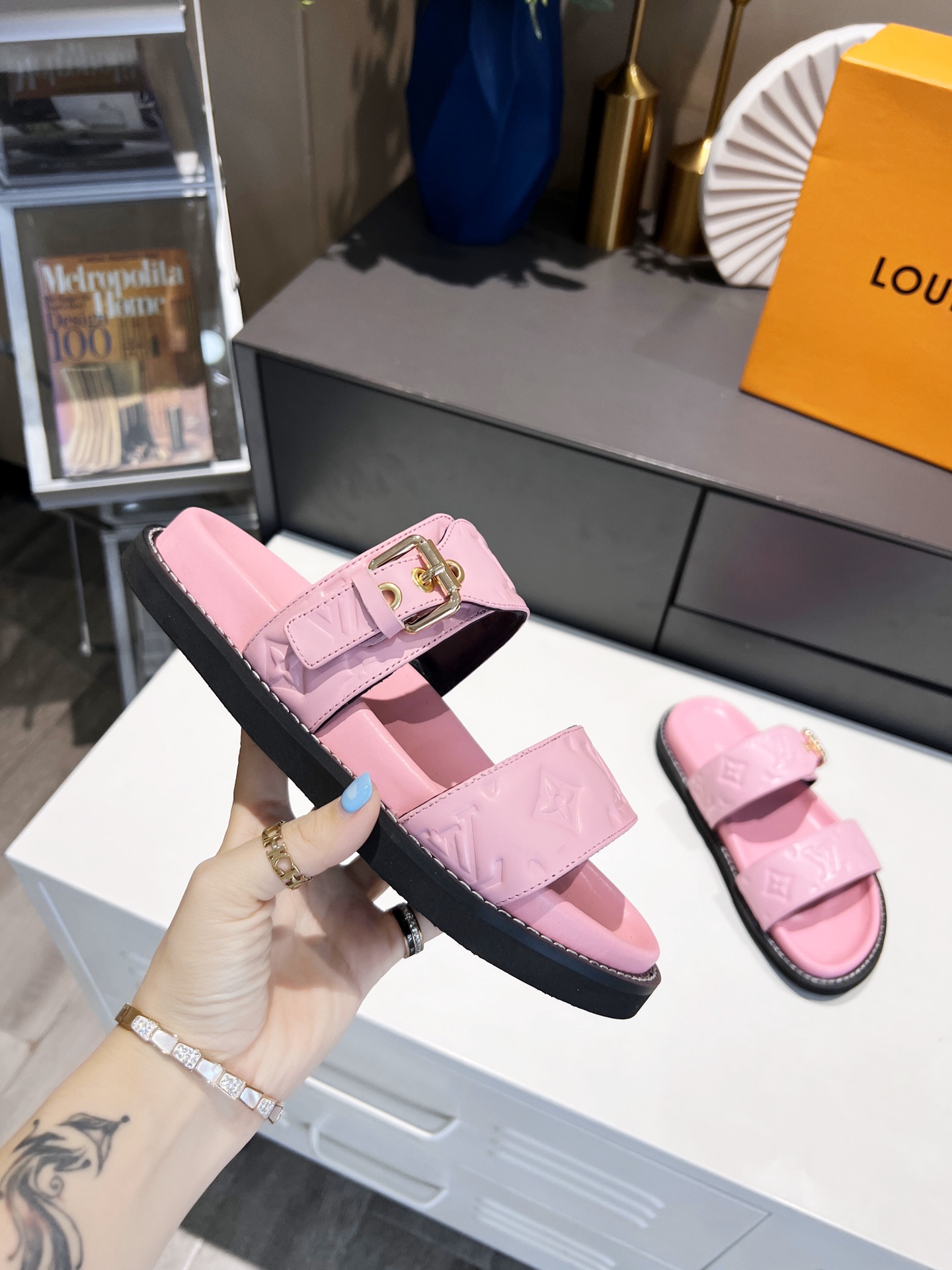 L0vis Vvtt0n Women’s Bom Dia Flat Mule Pink For Women LV