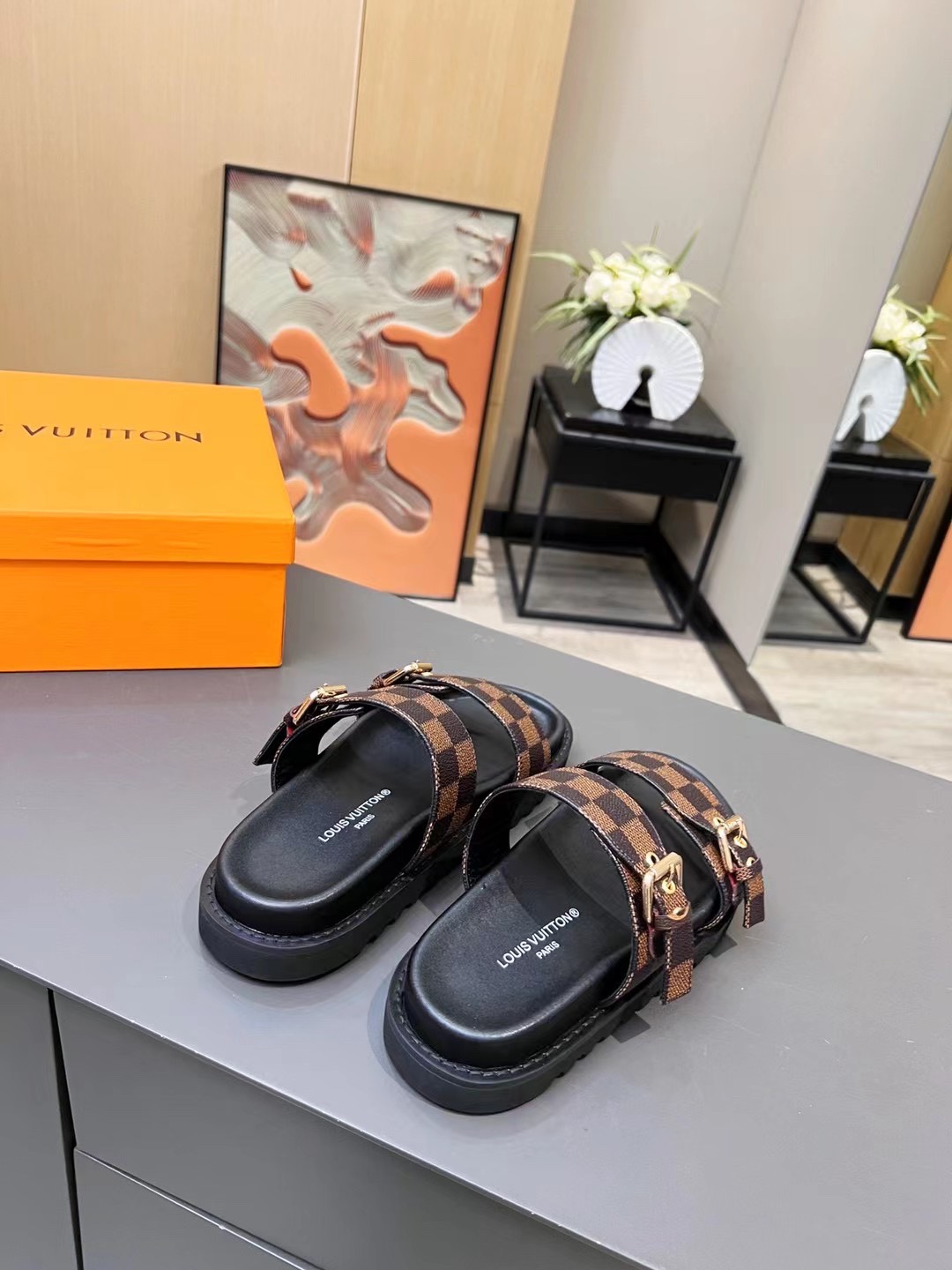 L0vis Vvtt0n Women’s Bom Dia Flat Mule Brown For Women LV