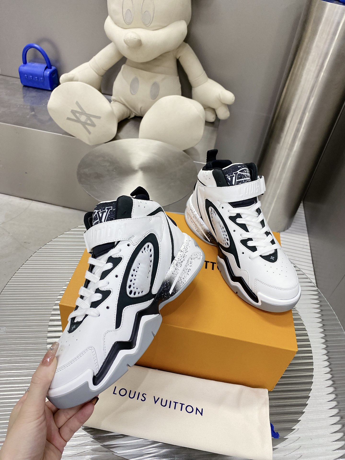 L0vis Vvtt0n Women’s Sneaker LV Trainer 2 White For Women LV