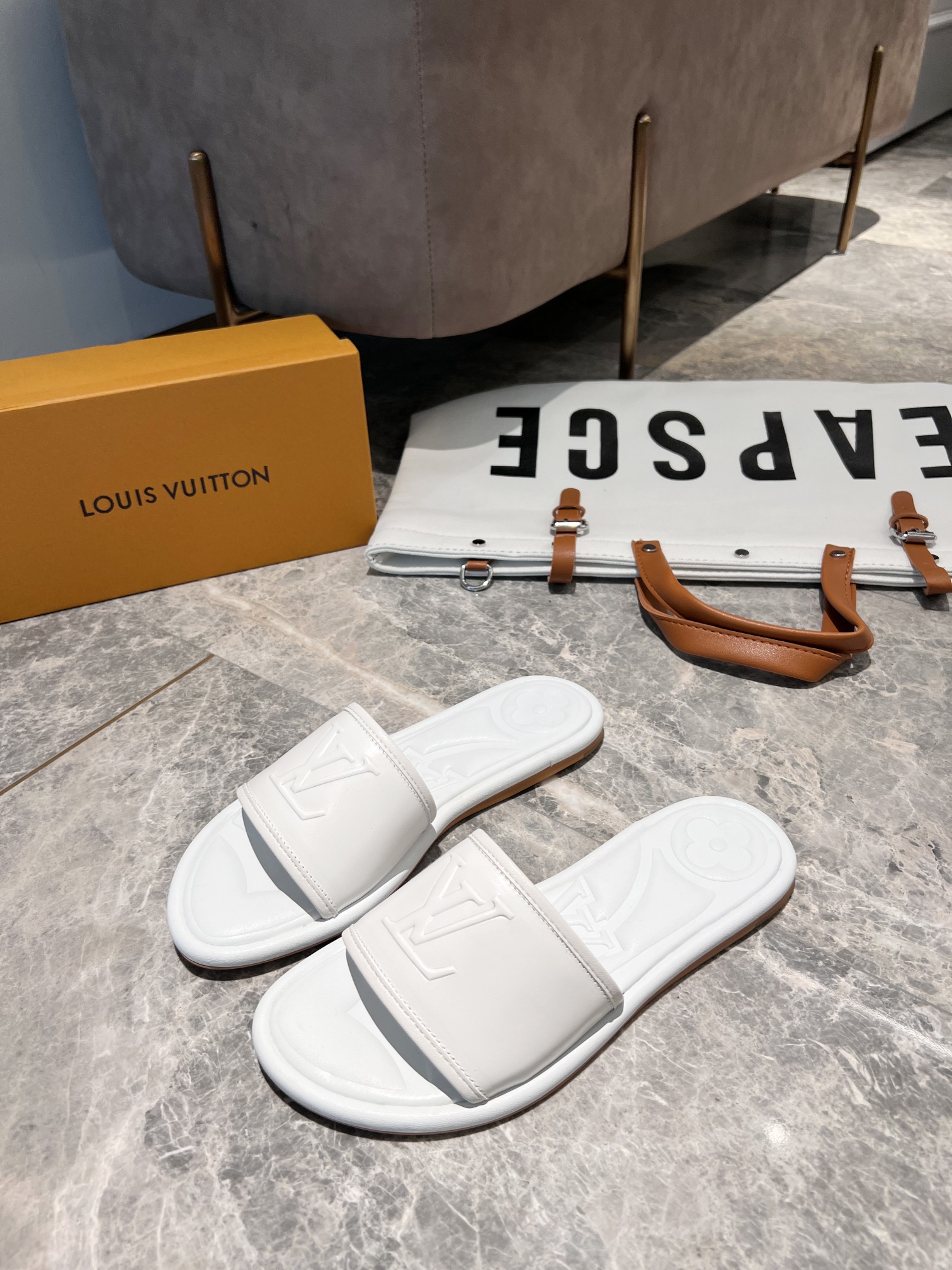 L0vis Vvtt0n Women’s Magnetic Flat Mule White For Women LV