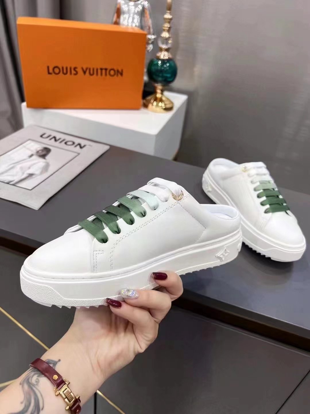 L0vis Vvtt0n Women’s Time Out Open-Back Sneaker Green For Women LV 1AA1CZ