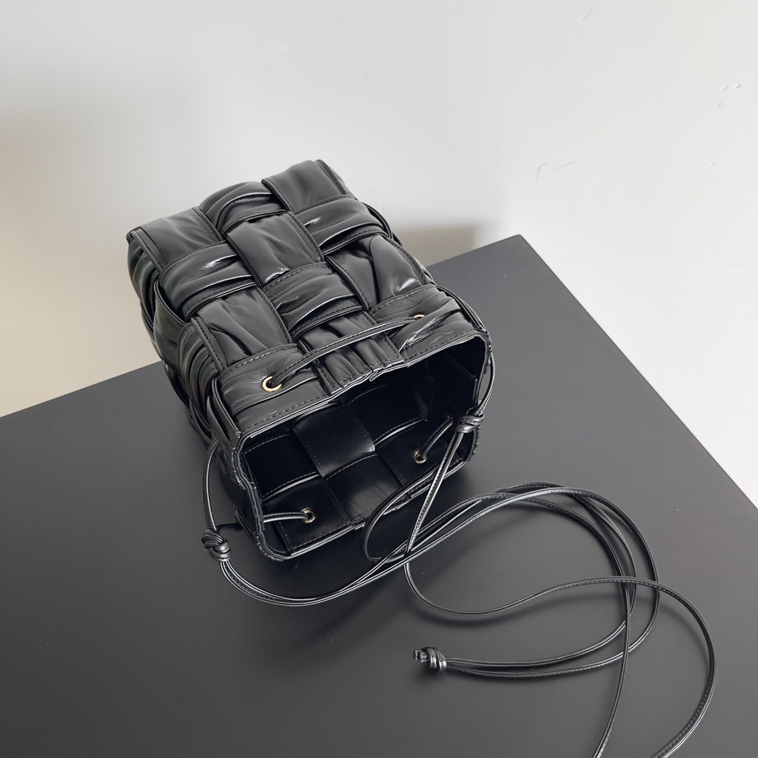 B0tt*ga Ven*ta Small Cassette Bucket Bag Black, For Women, Women’s Bags 7.1in/18cm 717187V2FY38425