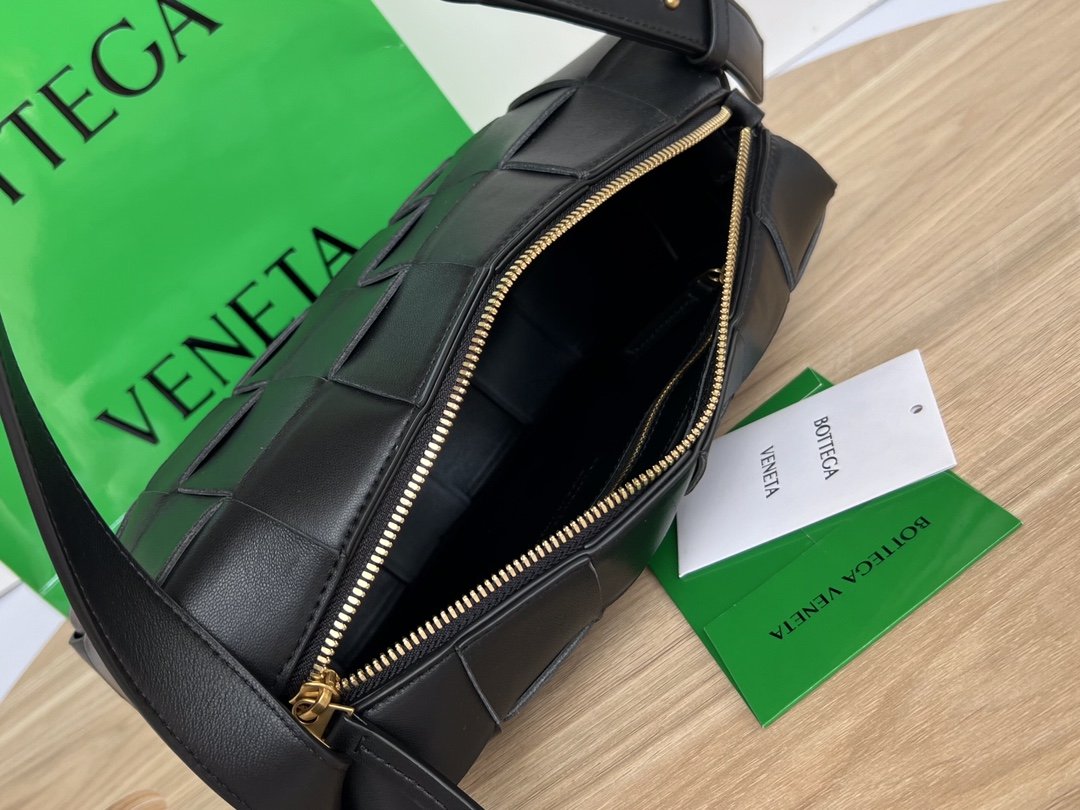 B0tt*ga Ven*ta Brick Cassette Black, For Women, Women’s Bags 11in/28cm