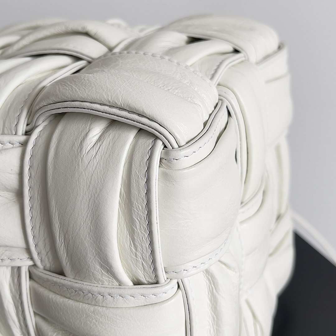 B0tt*ga Ven*ta Small Cassette Bucket Bag White, For Women, Women’s Bags 7.1in/18cm 717187V2FY39009