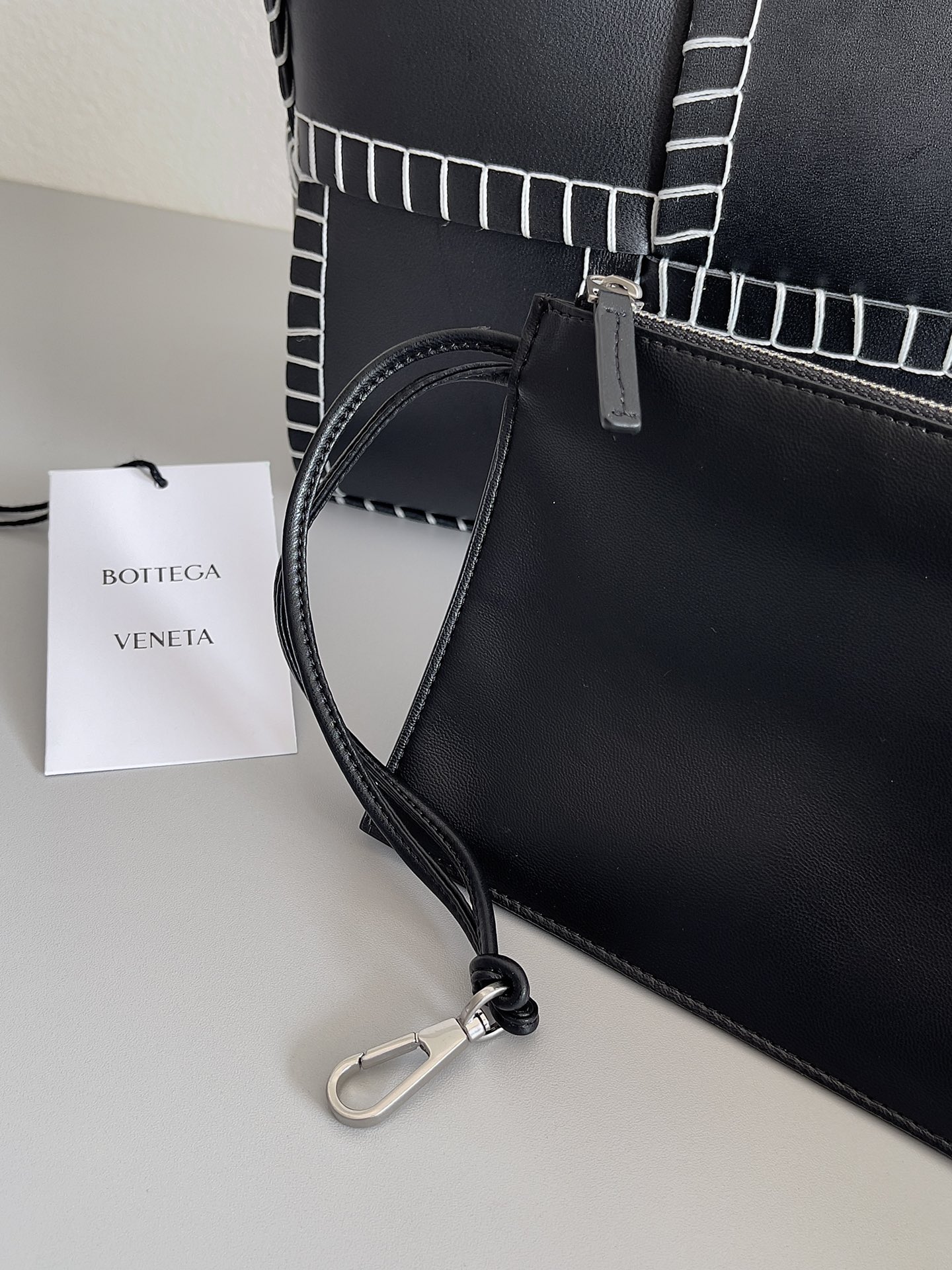B0tt*ga Ven*ta Small Arco Tote Bag Black, For Women, Women’s Bags 11.8in/30cm
